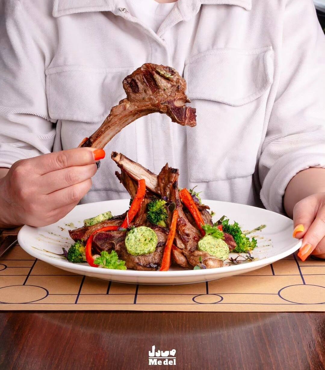 کافه رستوران میدل