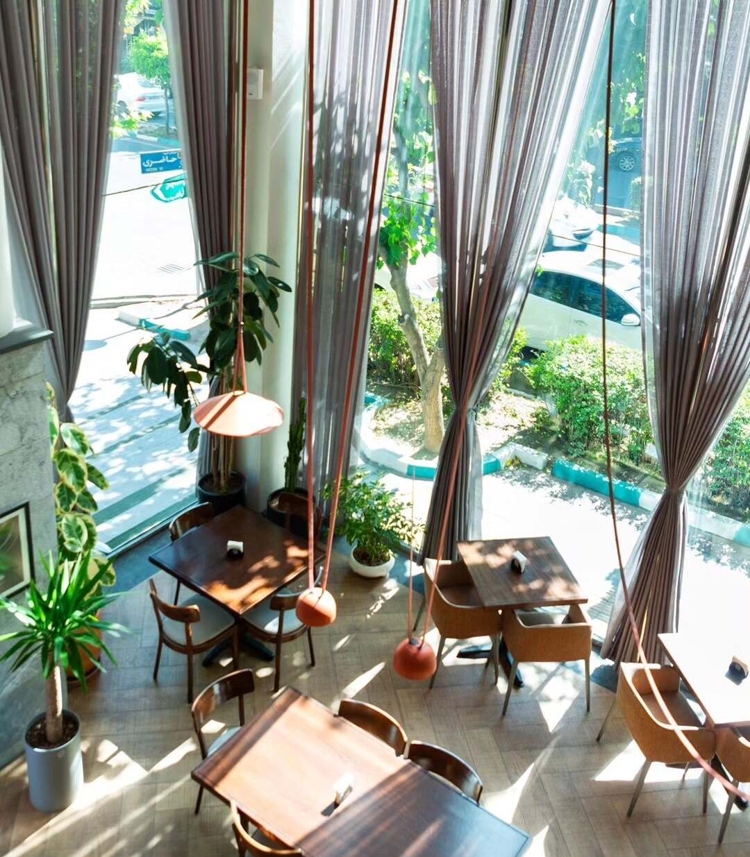 کافه رستوران میدل